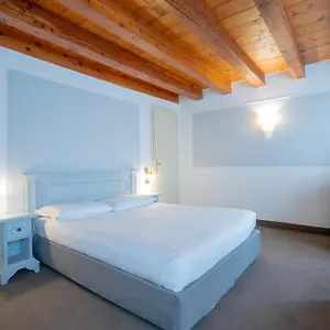 https://alla-corte-rossa.hotelinveneto.com